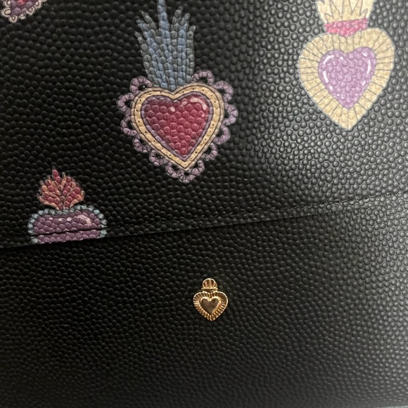 W Capsule Backpack with adjustable straps. Heart print on black material. - Picture 6 of 16